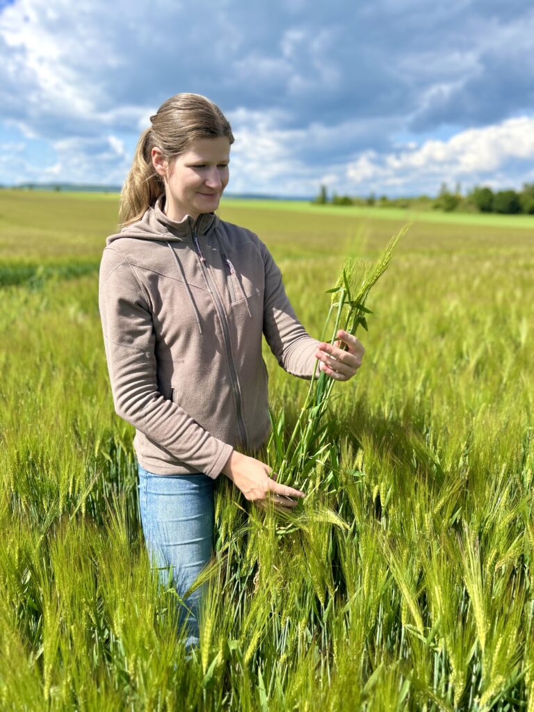Nadine Börns auf ihrem Feld.